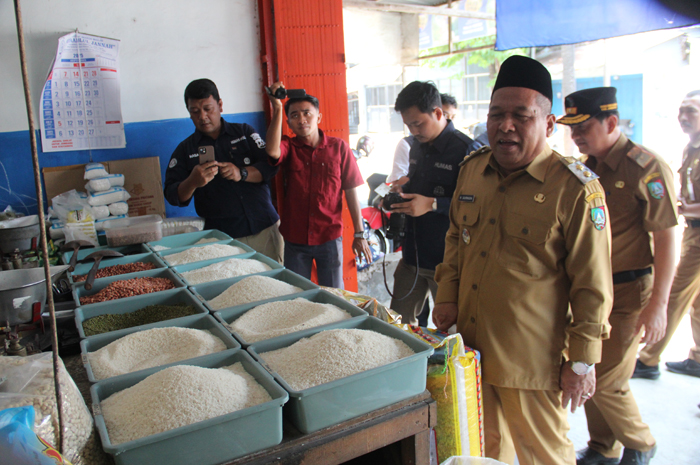 PANTAU: Wabup Jombang Salmanudin Yazid didampingi Kapolres Jombang AKBP Ardi Kurniawan dan satgas Pangan melakukan sidak ketersediaan beras di PCN Jombang