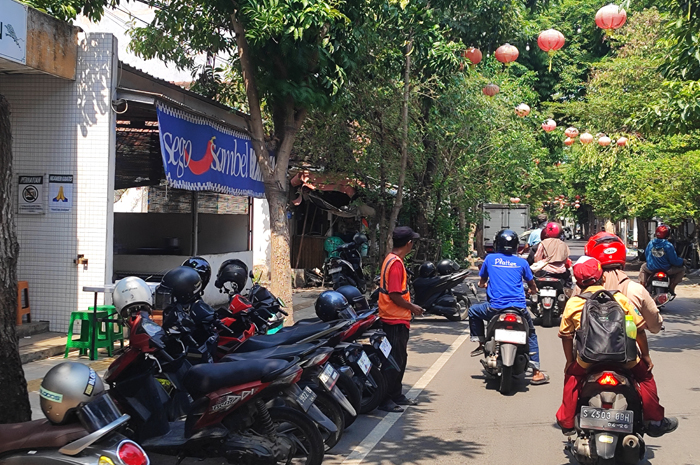 RAMAI: Deretan kendaraan parkir di tepi jalan ruas Jl A Yani.