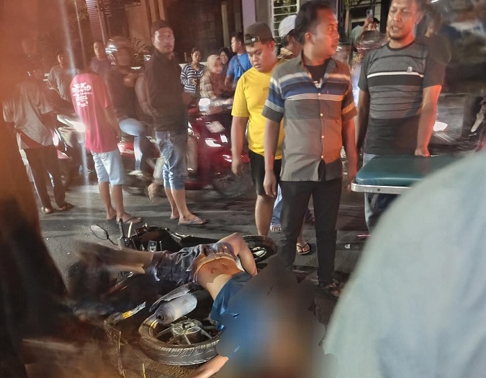 Kecelakaan lalu lintas terjadi di Jalan Raya Desa Bandung, Kecamatan Diwek, Kabupaten Jombang, Senin (22/9) malam.