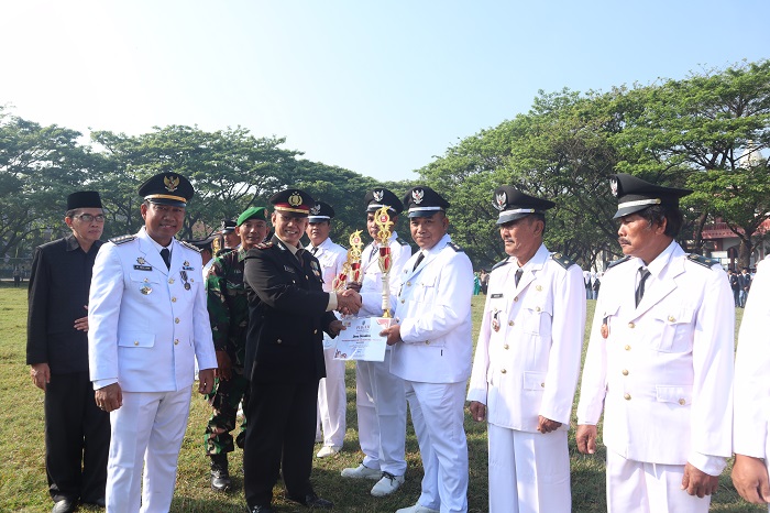 Kepala Desa Senden Agus Budianto menerima penghargaan saat upacara peringatan HUT ke-80 Kemerdekaan RI di Lapangan Ponpes Darul Ulum, Minggu (17/8) pagi.