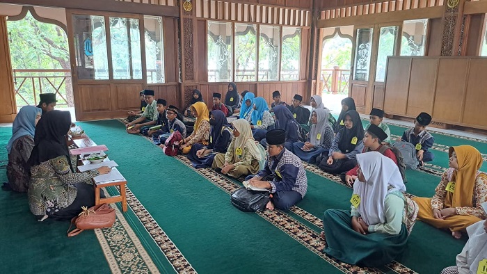 KHUSYUK: Pra munaqosah siswa SD di Masjid Darussalam Kecamatan Wonosalam (17/9).  &nbsp;