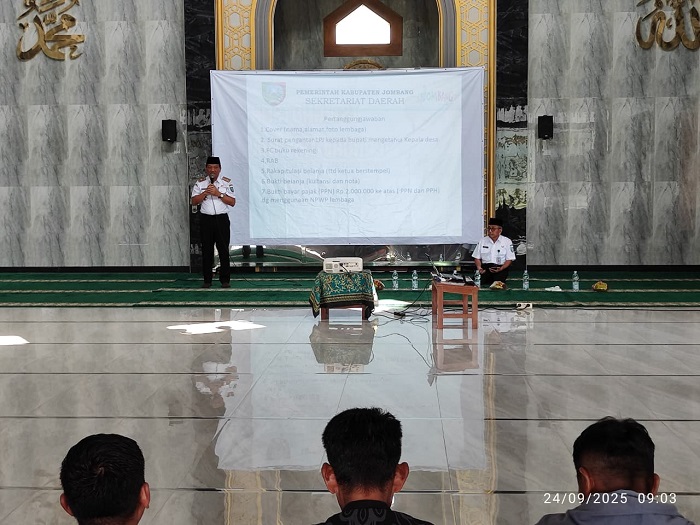 TELADAN: Sekdakab Jombang Agus Purnomo saat penyerahan NPHD, di masjid Pemkab Jombang, kemarin (24/9).  &nbsp;