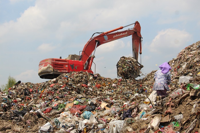 MENGGUNUNG: Timbunan sampah di area new landfill TPA Banjardowo kian menggunung kemarin (23/9).