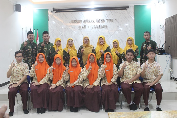2.	MEMBANGGAKAN: Kepala MAN 1 Jombang, Saadatul Athiyah (tengah) bersama pembina dan siswa berprestasi bidang OMI 2025 serta finalis OSN tingkat nasional 2025.