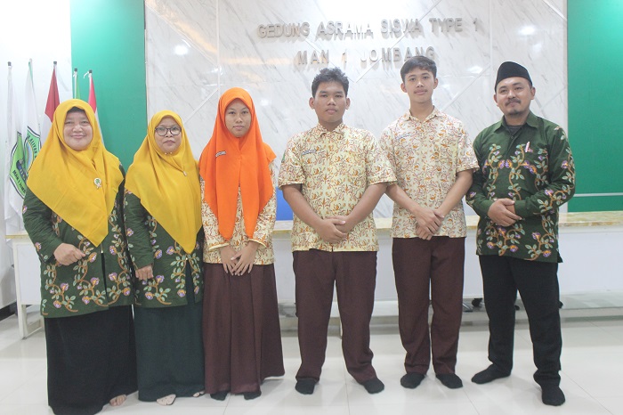 4.	PINTAR: Tim OMI riset bidang SDGs Washilvi Romadloni (kiri) dan Salwa Na&rsquo;ilah Mas&rsquo;udyah (kanan) bersama pembina.