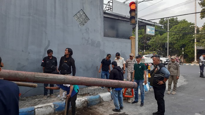 Pemerintah Kabupaten (Pemkab) Jombang melalui Satuan Polisi Pamong Praja (Satpol PP) terus melakukan penertiban tiang internet atau tiang penyangga fiber optik (FO) yang dinilai melanggar aturan