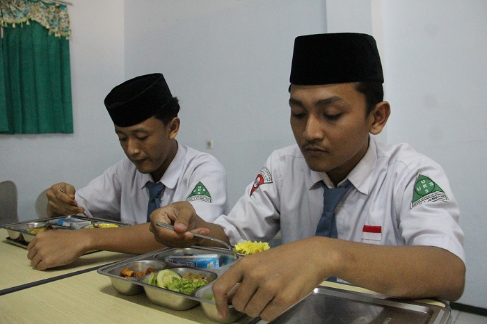 Salah satu siswa madrasah di Jombang menerima program MBG