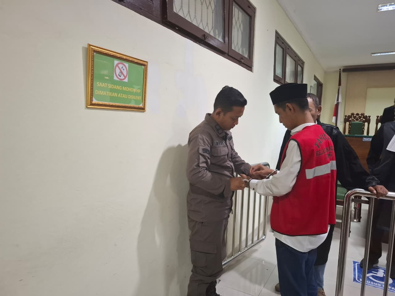 Febri Wahyudi, 26, kapster barbershop yang jadi terdakwa dalam kasus pembunuhan kepada karyawan Indomaret di Jombang menjalani sidang vonis Kamis (25/9) siang