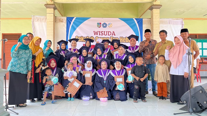 KOMITMEN BERSAMA: Kepala Desa Murukan Muhamad Iqbal Firdaus bersama jajaran perangkat desa dan peserta wisuda SOTH Tunas Harapan Desa Murukan.