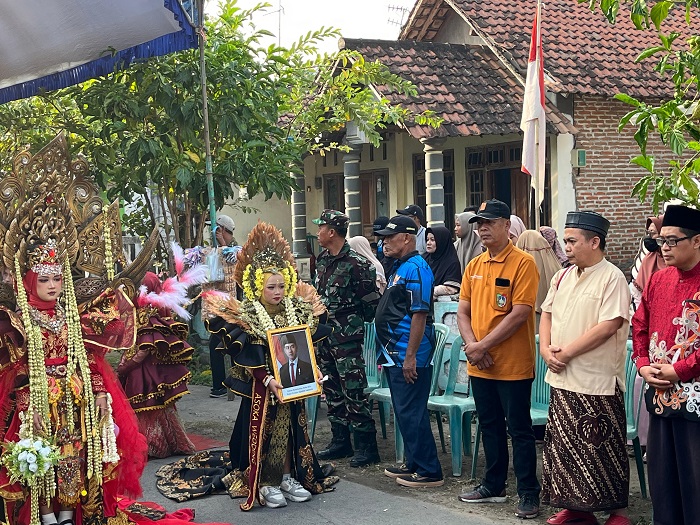 TELADAN: Wakil Ketua DPRD Jombang, HM Syarif Hidayatullah ST MMT (Gus Sentot), memberangkatkan karnaval JMR ke-22 Dusun Belut, Desa Ngumpul, Kecamatan Jogoroto, Minggu (21/9).  &nbsp;  &nbsp;