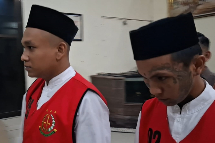Dua terdakwa kasus pembunuhan berencana terhadap Mohammad Faiz, 19, di hutan Kabuh Jombang akhirnya divonis 18 tahun penjara.