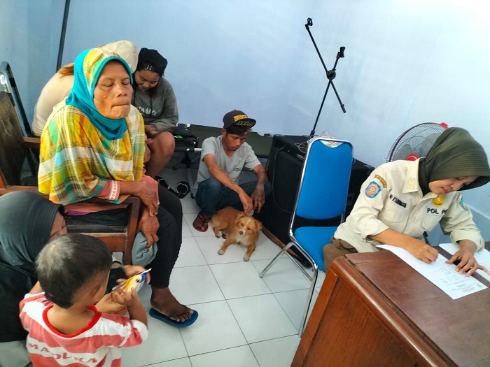 Satuan Polisi Pamong Praja (Satpol PP) Kabupaten Jombang menggelar razia dan mengamankan lima orang di sekitar Taman Mastrip, Jalan KH Wahid Hasyim, kemarin (23/9).