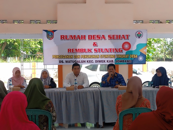 PEDULI KESEHATAN WARGA: Kepala Desa Watugaluh Feryanto bersama narasumber saat memberikan sosialisasi rumah desa sehat dan rembuk stunting di pendopo kantor