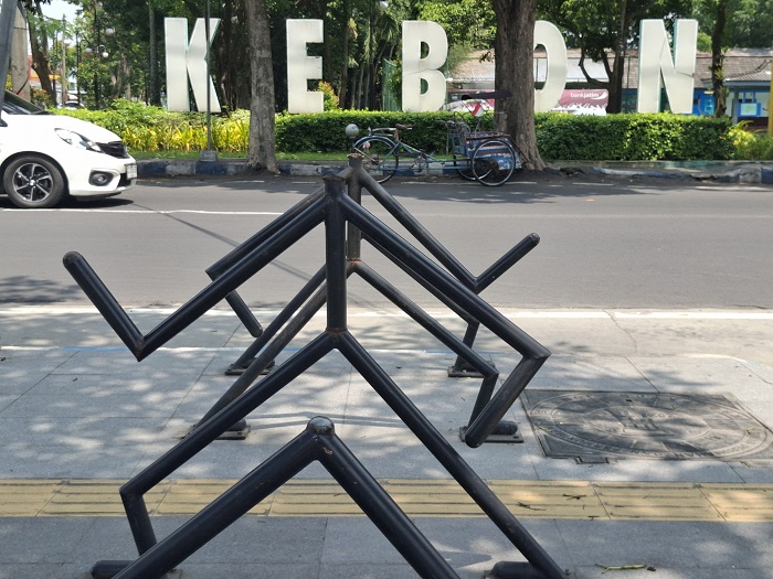 TAK LAGI UTUH: Kondisi patung stickman di trotoar Jl KH Wahid Hasyim yang rusak (18/9).