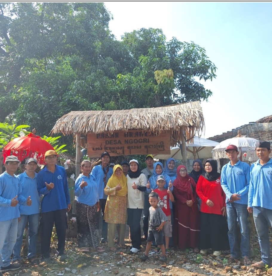 Camat Megaluh Umi Salamah bersama warga dan pegiat Pasar Brantas