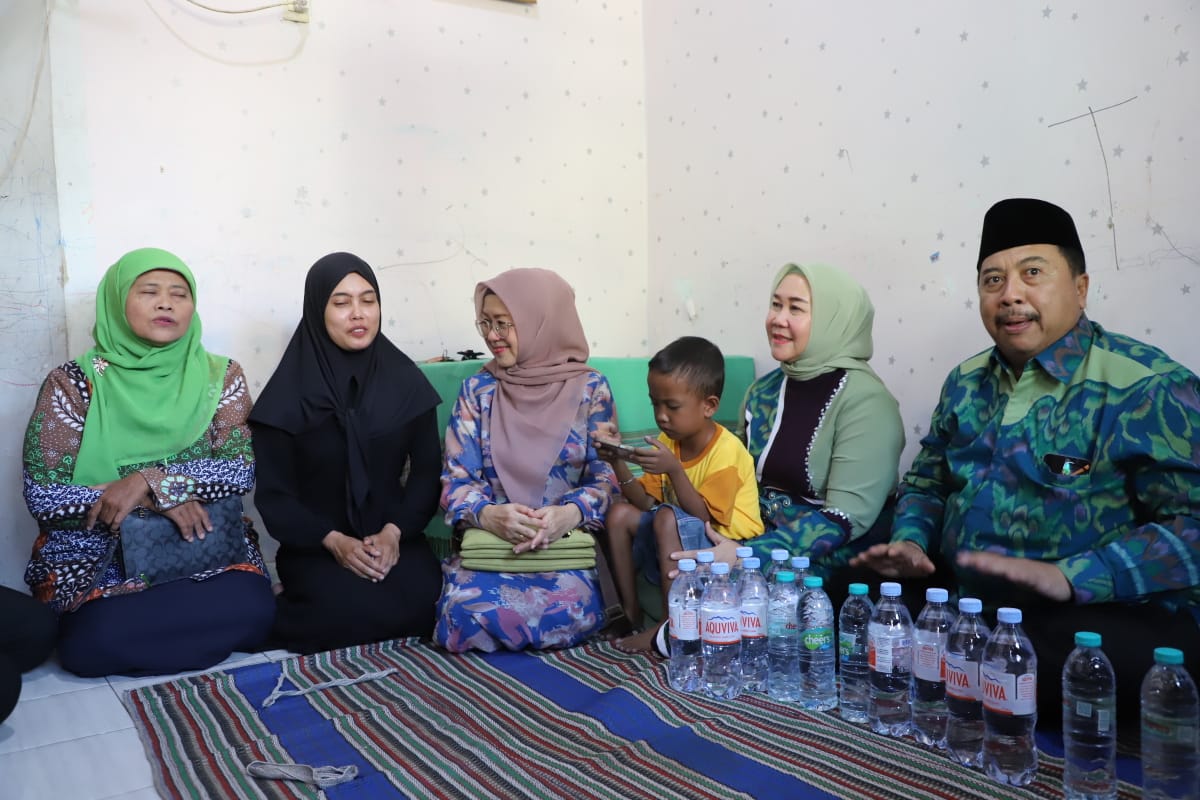 PEDULI: Bupati Jombang Warsubi mengunjungi bocah yang menderita jantung bawaan, Sabtu (27/9).