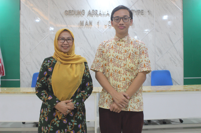 Cahya Nugraha, siswa kelas XII-D IPA MAN 1 Jombang  bersama kepala madrasah