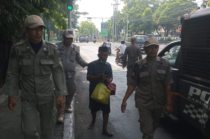 Satpol PP jombang merazia gepeng yang beroperasi di sejumlah jalur protokol Jombang