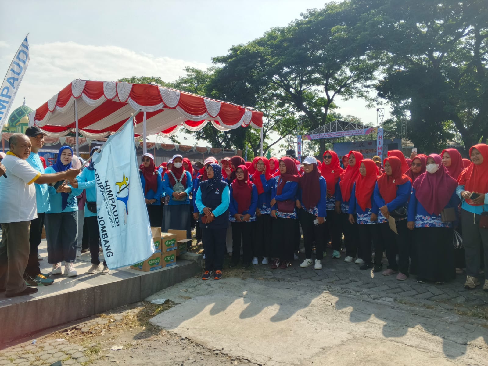 MERIAH: Bunda PAUD Kabupaten Jombang Yuliati Warsubi, Ketua DPRD Jombang Hadi Atmaji, Kepala Dinas Pendidikan dan Kebudayaan Jombang Wor Windariserta Hj. Ema Erifina Salmanudin membuka kegiatan jalan
