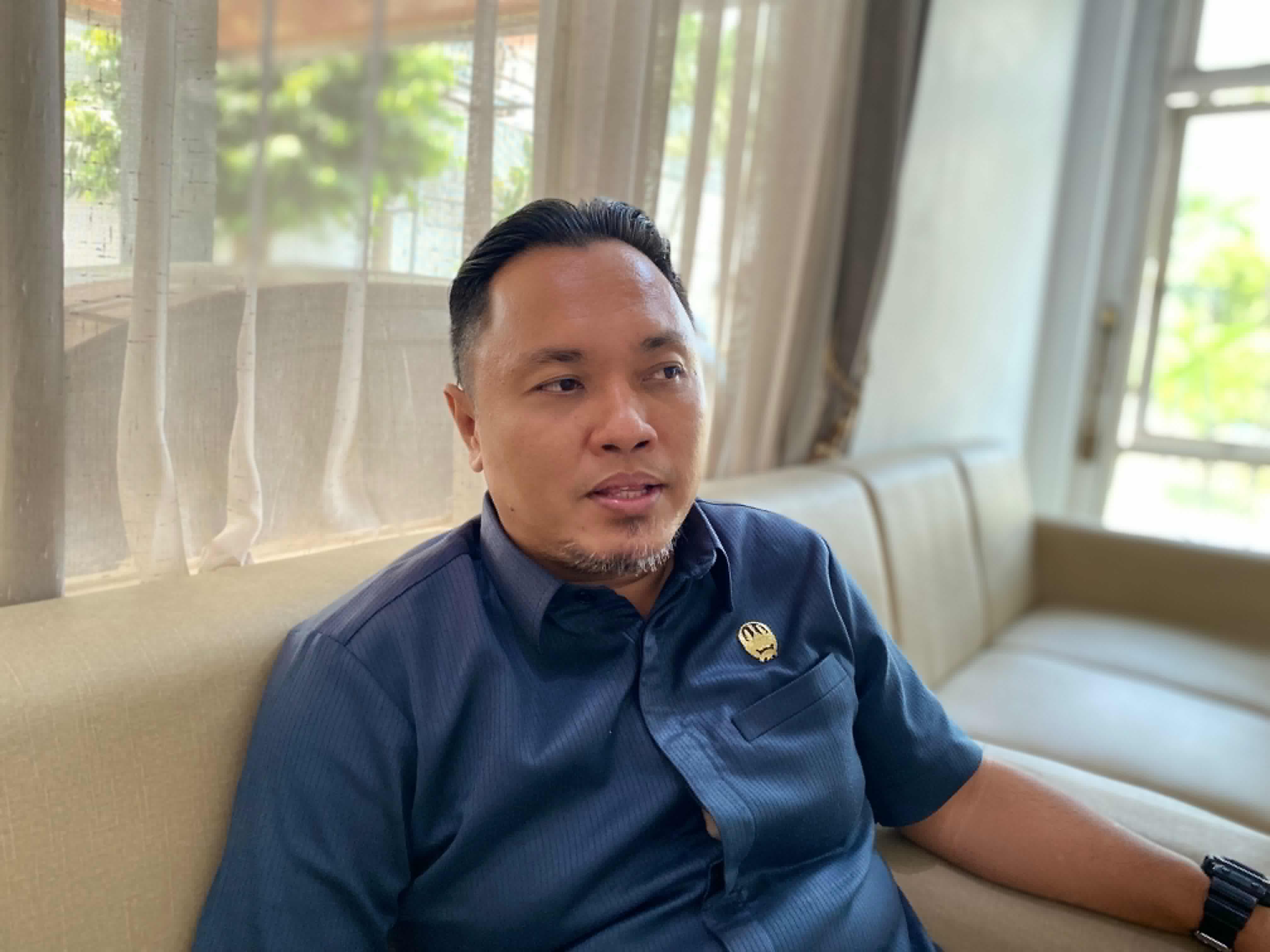 BERI PENJELASAN: Wakil Ketua DPRD Jombang, Donny Angun memberikan penjelasan kemarin (29/9).