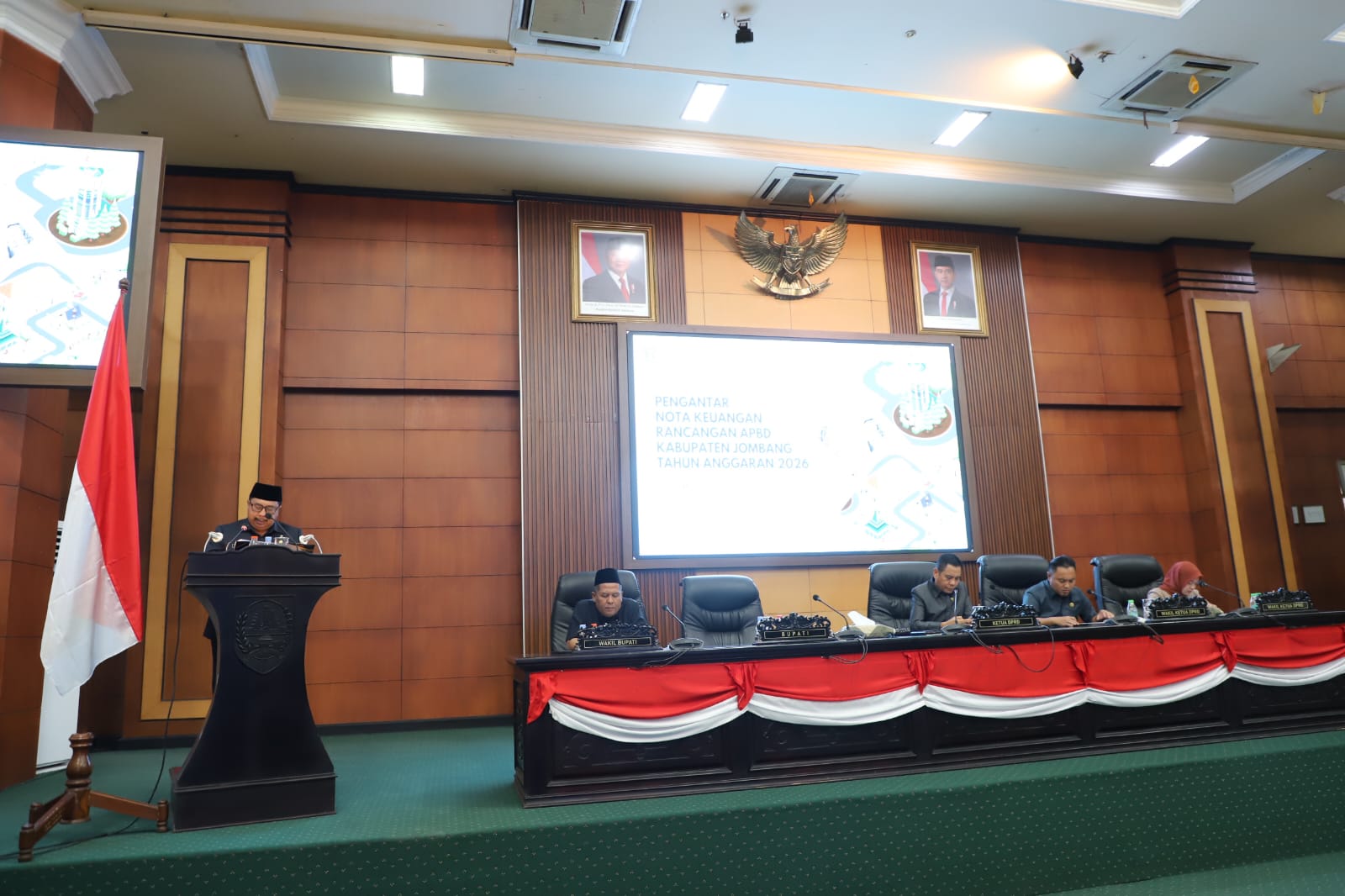 DPRD Kabupaten Jombang menggelar rapat paripurna dengan agenda penyampaian nota penjelasan Bupati Jombang terkait Rancangan Peraturan Daerah (Raperda) Anggaran Pendapatan dan Belanja Daerah (APBD)