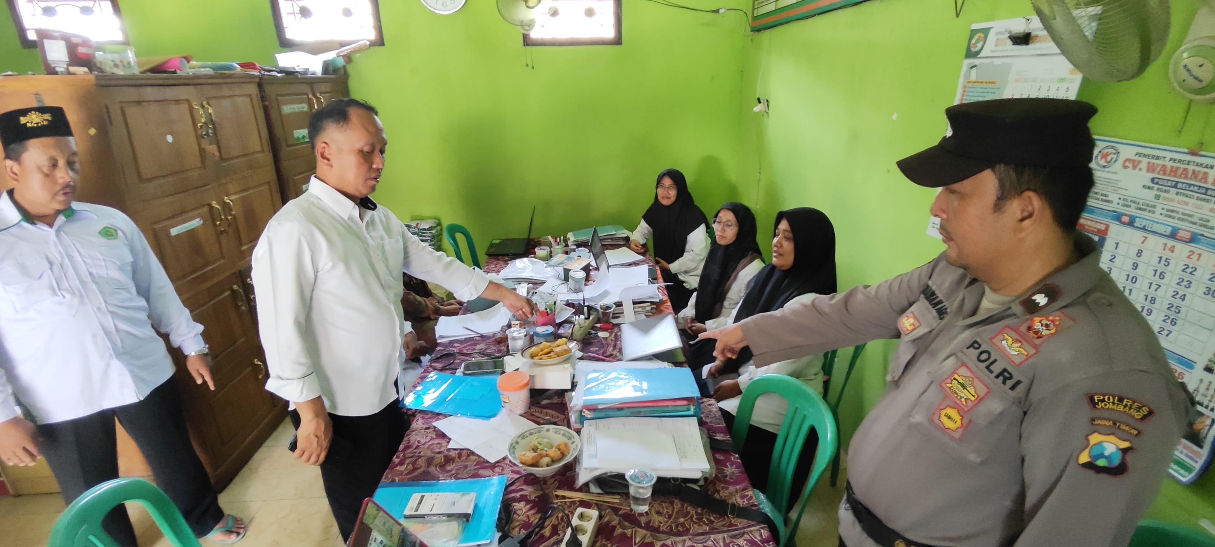Polisi melakukan olah TKP di Madrasah Ibtidaiyah Syafa&rsquo;at di Desa Pesantren, Kecamatan Tembelang Senin (29/9) pagi.