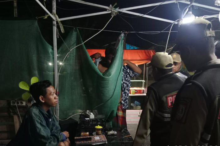 Satpol PP Jombang kembali turun ke lapangan. Kali ini menyasar warung angkringan yang melanggar aturan jam operasional serta pedagang kaki lima (PKL)