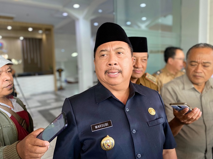 BERI PENJELASAN: Bupati Jombang Warsubi memberi penjelasan kepada wartawan, kemarin (30/9).
