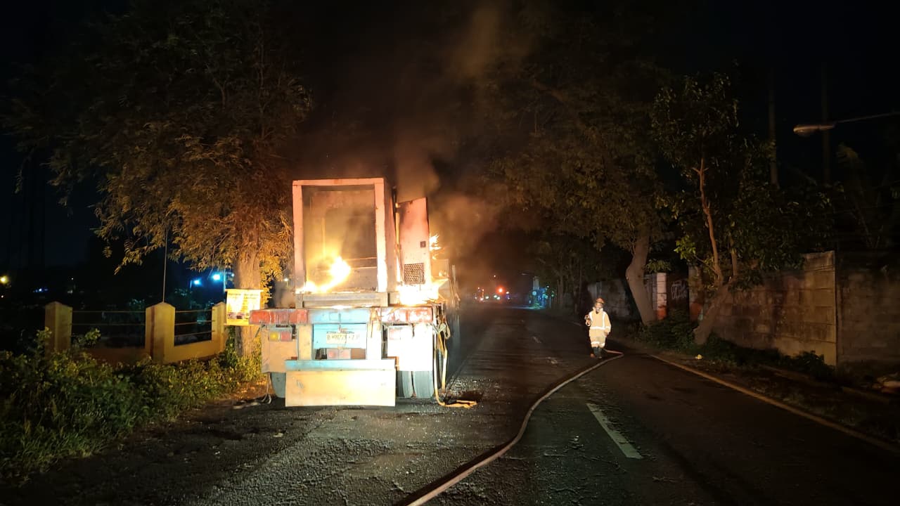 Kebakaran truk bermuatan genset 250 kVA terjadi di Jalan Basuki Rahmad, Selasa (30/9).
