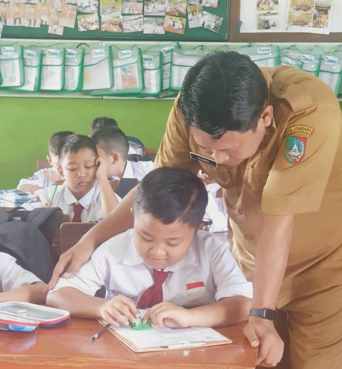 TIDAK SAKIT: Siswa SDN Jombatan 3 Kecamatan Jombang saat imunisasi.