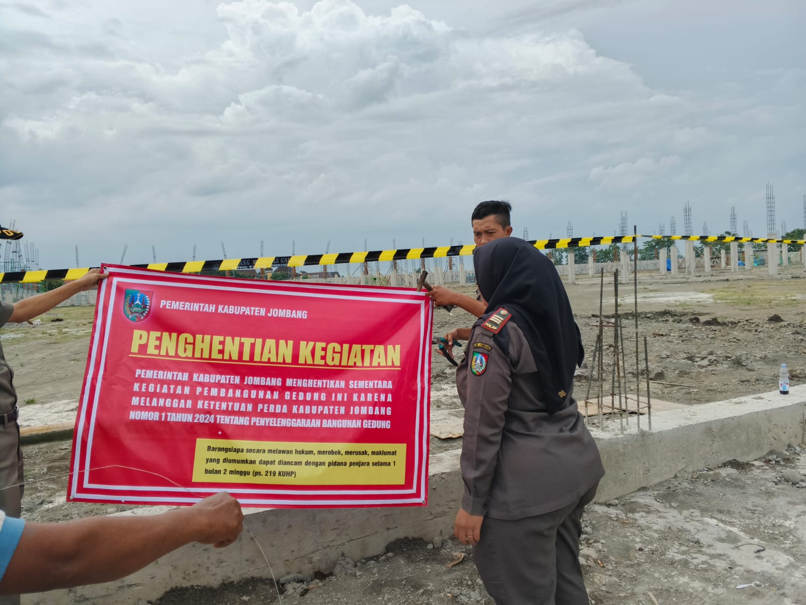 Satpol PP Kabupaten Jombang menghentikan aktivitas pembangunan dua pabrik di Desa Gambiran, Kecamatan Mojoagung pada Selasa (30/9).