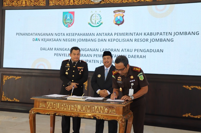 SINERGI: Bupati Warsubi, Kepala Kejaksaan Negeri, Nul Albar, dan Kapolres Jombang, AKBP Ardi Kurniawan, saat menandatangani  MoU kemarin (1/10).