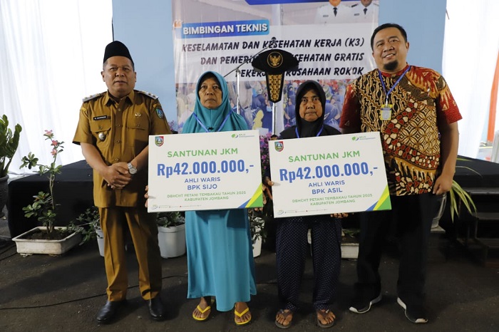 SUKSES: Wabup Jombang Salmanudin Yazid dalam kegiatan Bimtek K3 dan pemeriksaan kesehatan gratis untuk pekerja perusahaan rokok, Selasa (30/9).