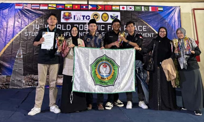 BERPRESTASI: Juara World Robotic for Peace Student Conference and E Sport Tournament.