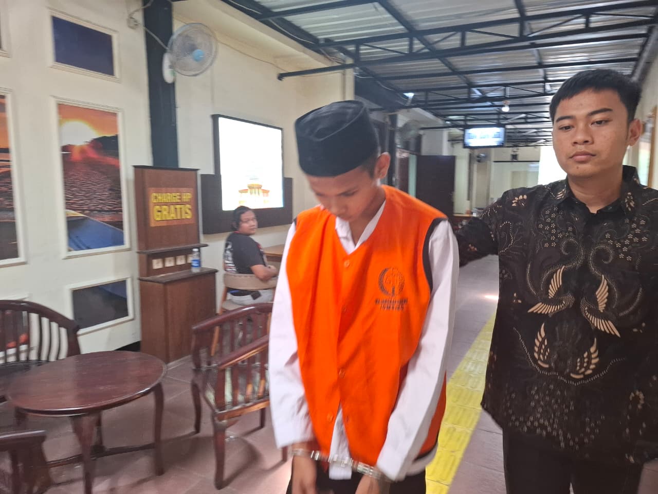 Hanif Mansyur Mustofa, terdakwa kasus pembunuhan saat digelandang keluar dari ruang sidang