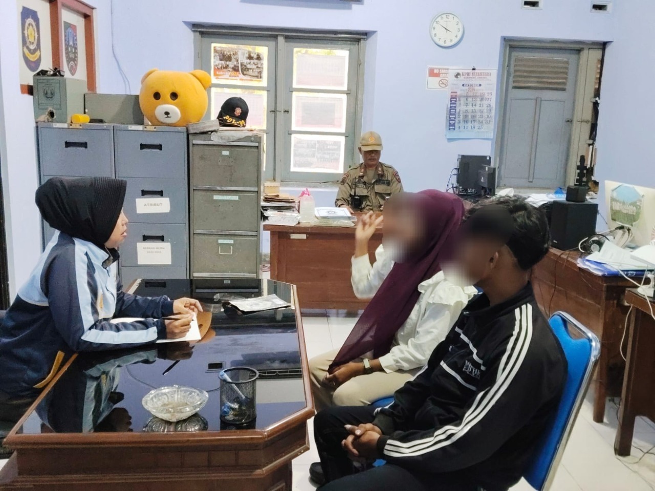 Dua sejoli yang berbuat mesum di alun-alun Jombang saat dibawa ke Kantor Satpol PP Jombang