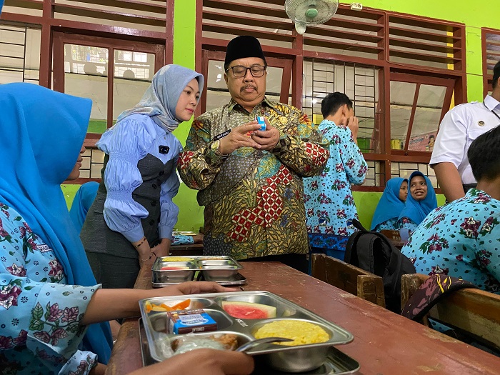 SIDAK: Bupati Jombang Warsubi melakukan pengecekan program MBG di SMPN 1 Sumobito, Kamis (2/10).