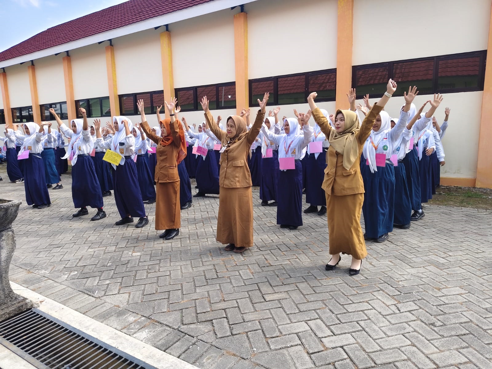 SEMANGAT: Kepala SMKN Kudu Erna Kusrini (dua dari kanan) saat masa pengenalan lingkungan sekolah (15/7).