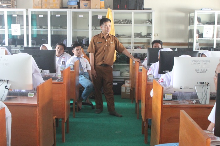 DISIPLIN: Samsu Wibowo, guru PPPK di SMAN Kesamben sudah menggunakan seragam keki saat mengajar, kemarin.  &nbsp;