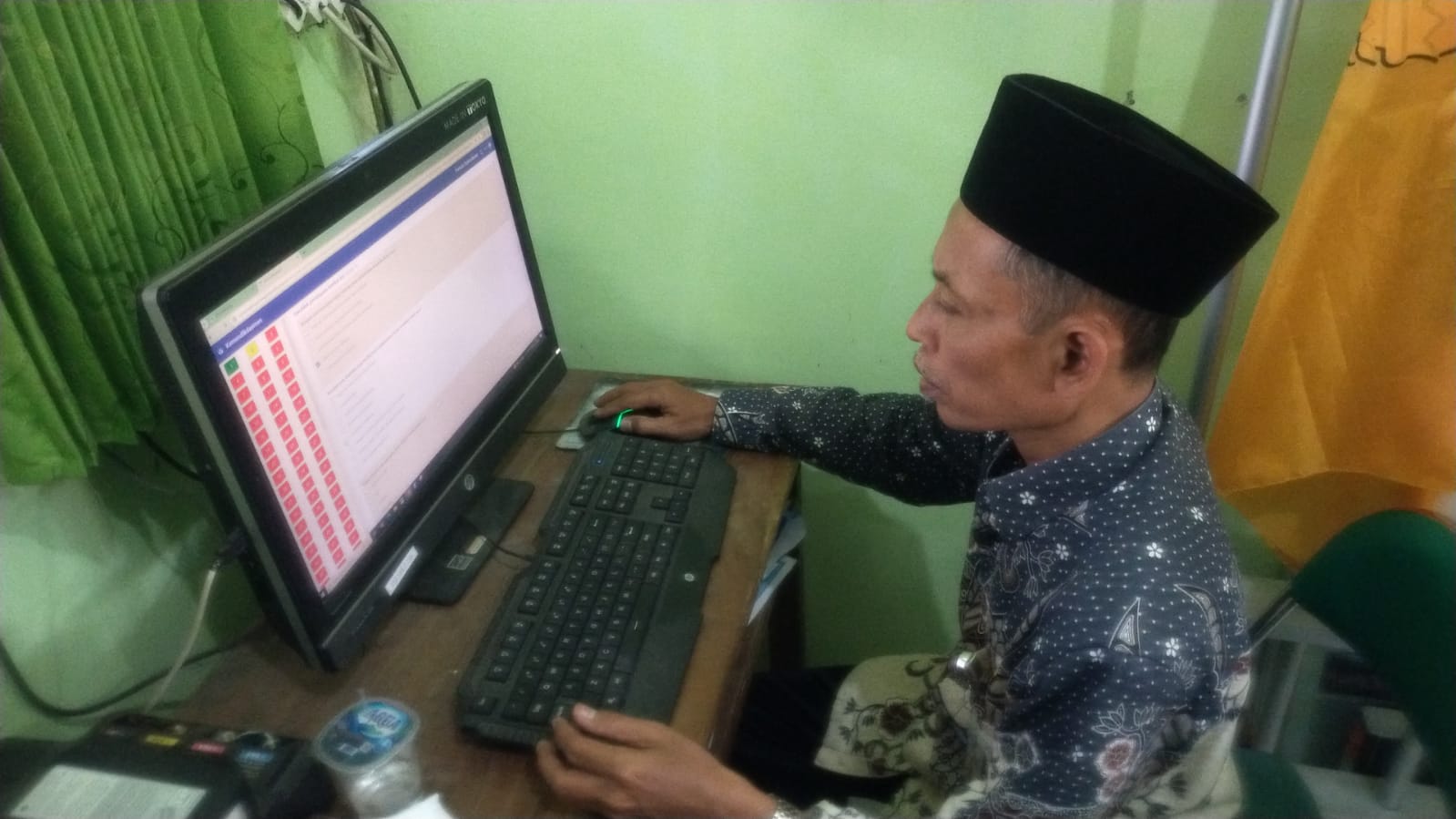 SERIUS: Kepala SMPN 1 Perak, Parsum Suko Wibowo, mengerjakan Sulingjar di meja kerjanya, kemarin.  &nbsp;