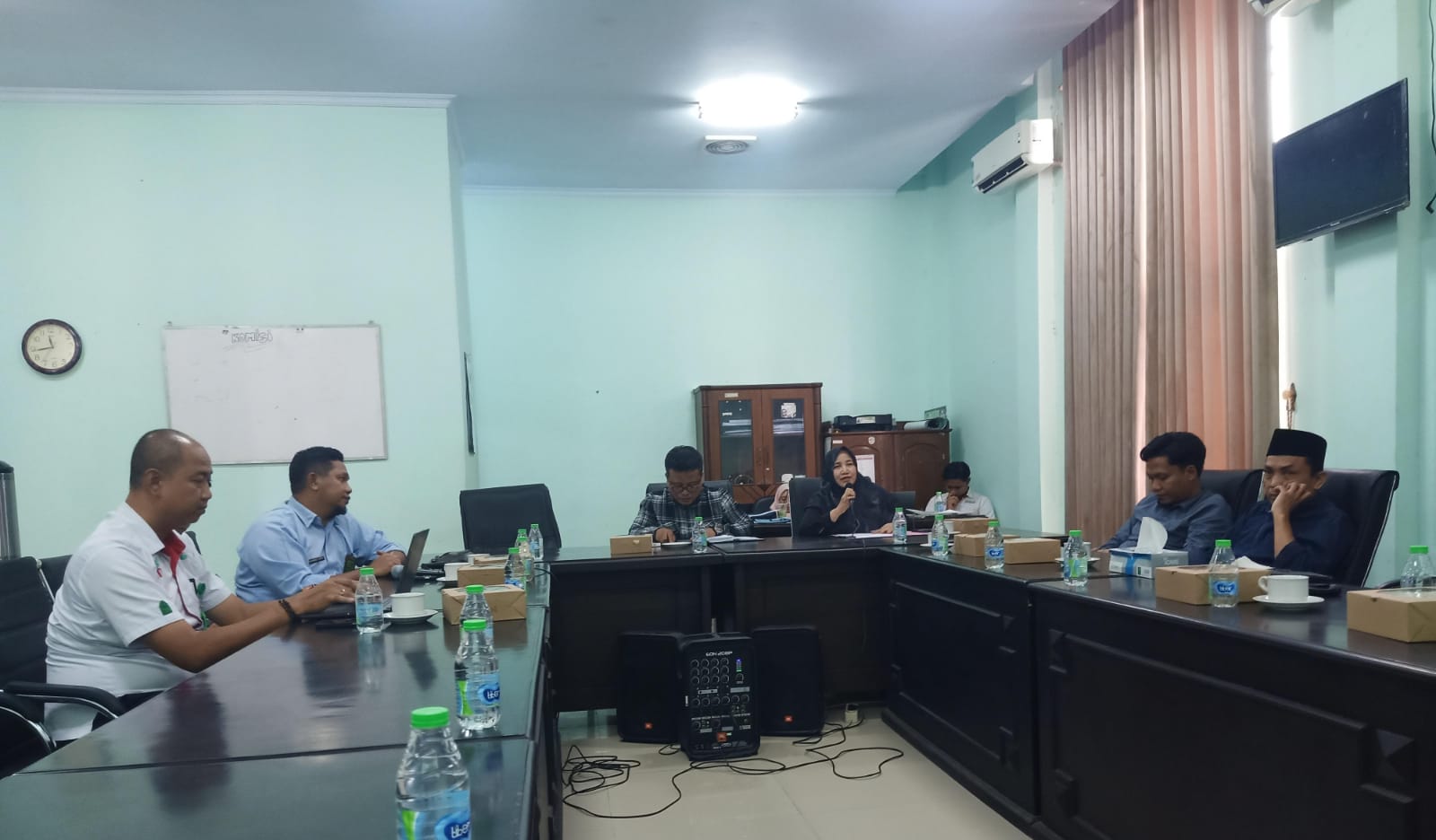 TEGAS: Komisi B DPRD Kabupaten Jombang menggelar rapat dengar pendapat bersama Perumda Aneka Usaha Seger, Rabu (1/10).  &nbsp;