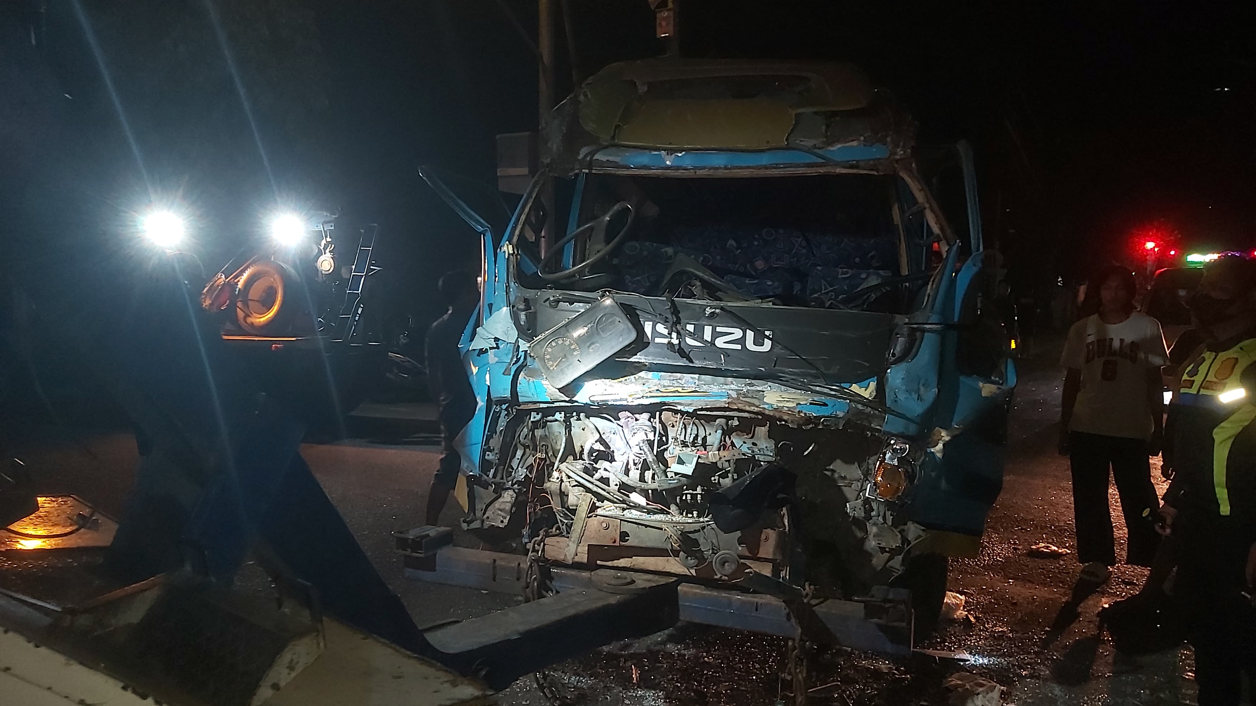 Kondisi elf berisi rombongan manaqib yang rusak akibat menabrak truk box di simpang empat sambong jombang