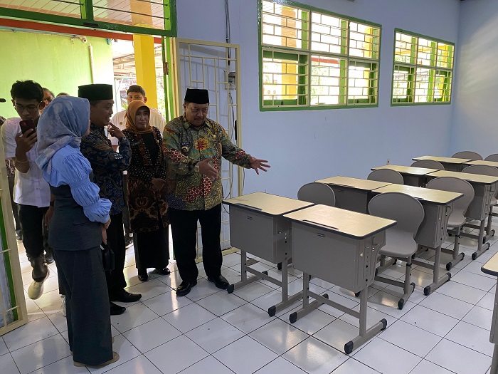 PANTAU: Bupati Jombang Warsubi saat melakukan sidak proyek rehabilitasi yang dikerjakan Dinas P dan K Jombang di SMPN 1 Sumobito, kemarin (3/10).