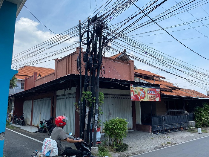 GANGGU ESTETIKA: Kondisi kabel semrawut di Jl Bupati R Soedirman kemarin (3/10).