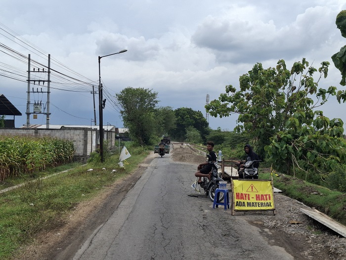 Proyek perbaikan jalan ruas Talunkidul-Kesamben Jombang dimulai.