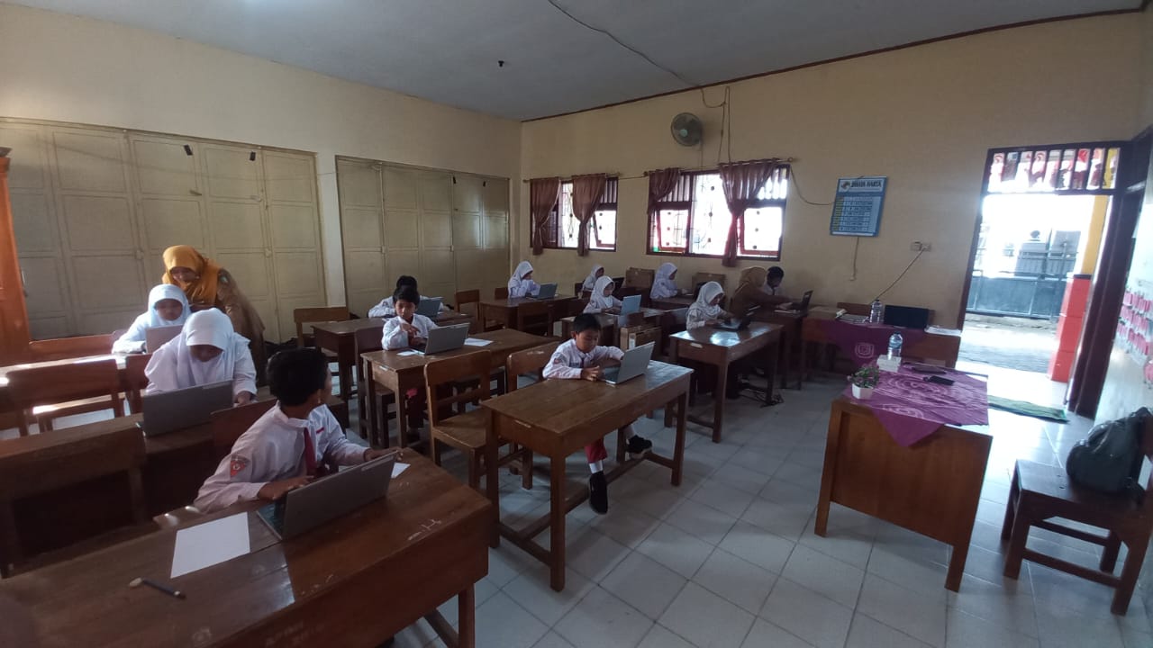 TEKUN: Siswa SDN Mayangan Kecamatan jogoroto saat belajar dengan menggunakan chromebook di sekolahnya (2/10).  &nbsp;