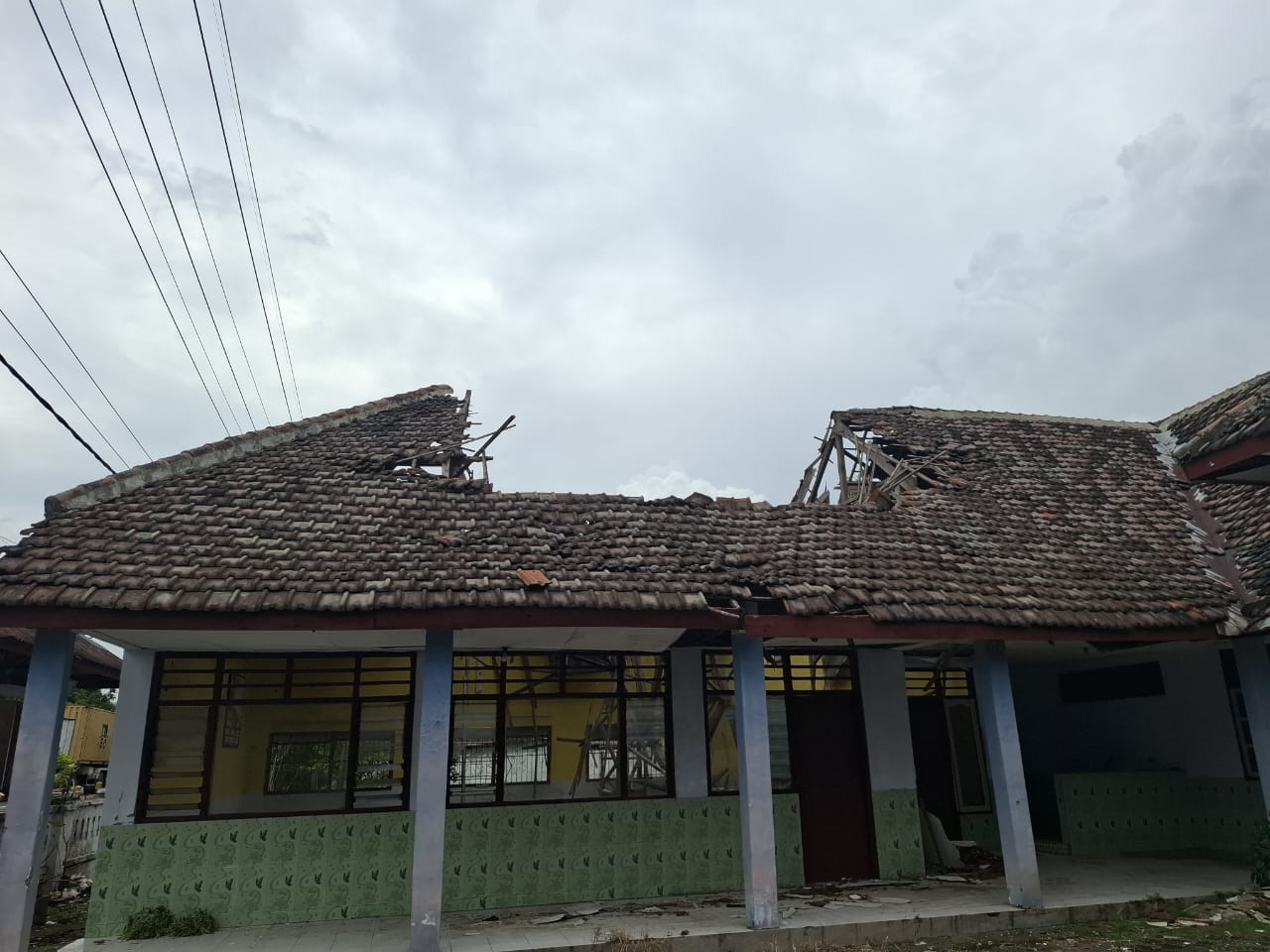 MEMPRIHARJNKAN: Gedung bekas kantor Wilker Pendidikan Kecamatan Ngusikan yang ambruk