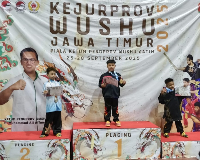 MEMBANGGAKAN: Rafisqy Evano Alfarezi, SISWQ KELAS 2 SD Plus Darul Ulum Jombang menenteng medali hasil kejuaraan yang didapatkannya