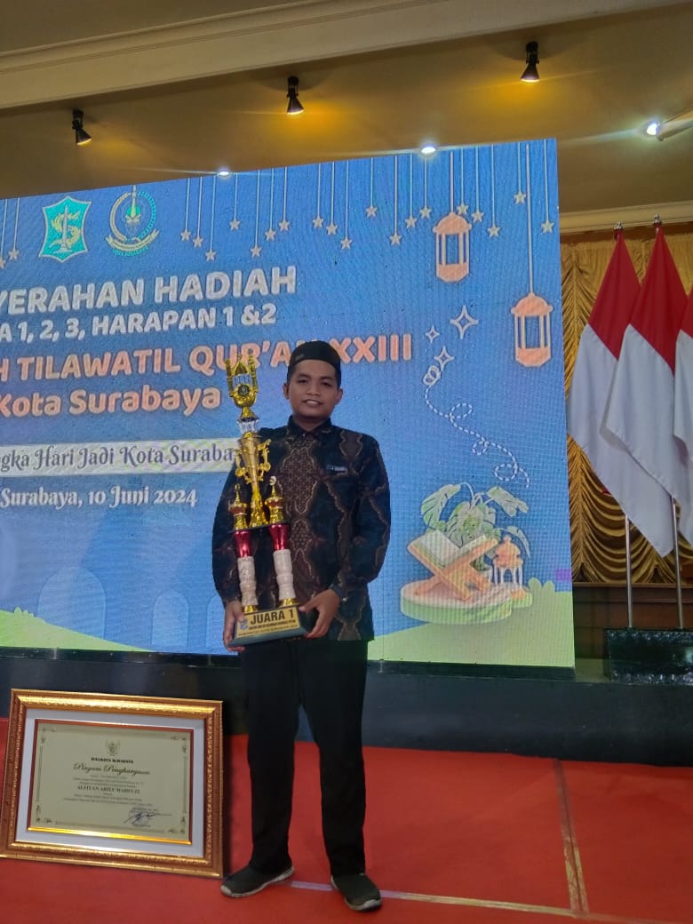 TERUS BELAJAR: Guru MAN 1 Jombang, Alfiyan Arief Mahfuzhi MPd, sejak mahasiswa meraih beasiswa karena prestasi di kaligrafi.