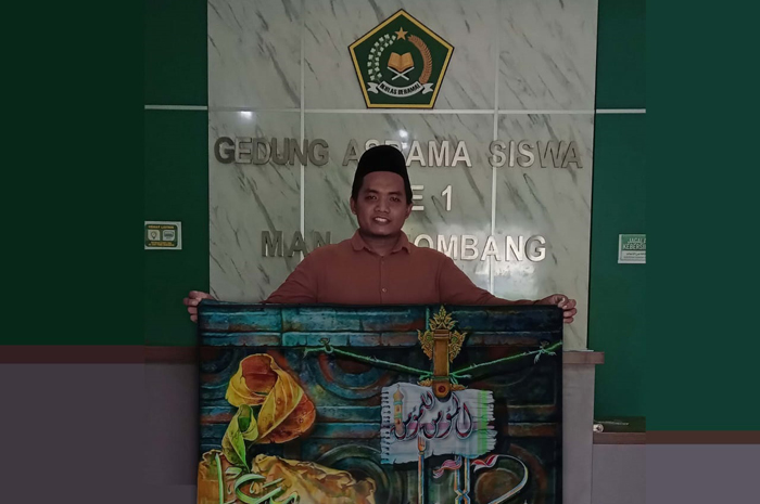 BERPRESTASI: Guru MAN 1 Jombang, Alfiyan Arief Mahfuzhi MPd, yang sering juara lomba kaligrafi.